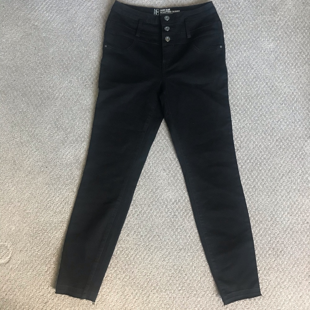 HIGH RISE BUTTON FLY BLACK ANKLE JEANS